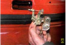 3. ...и выведите замок наружу через окно в панели.