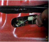 7. Если замок нечетко запирает крышку багажника или, наоборот, отпирает с затруднением,