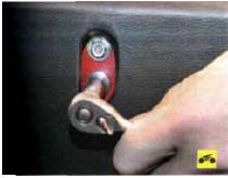 9. Если захлопывание крышки багажника сопровождается ударом решетки о рычаг замка,