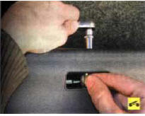 10. ...и перемещая замок в поперечном направлении, добейтесь безударного захлопывания.