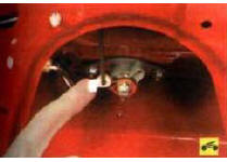 11. Для снятия защелки замка багажника внутри крышки багажника отстегните фиксатор