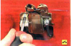 14. Выверните два винта крепления защелки к усилителю крышки багажника...