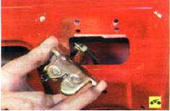 15. …и снимите защелку.