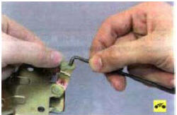 16.Если защелку сняли для замены, отсоедините от ее рычага тягу внешнего привода,