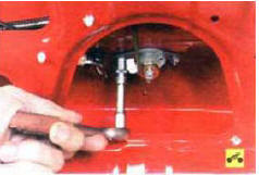 19. Отверните две гайки крепления выключателя к наружной панели крышки багажника…