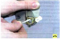 21. Для замены цилиндра или пружины выключателя снимите с хвостовика цилиндра