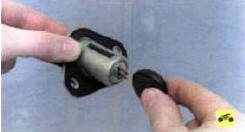 22. Вставьте ключ в цилиндр выключателя…