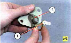 23. ...снимите с хвостовика рычаг 1 и при необходимости пружину 2 с корпуса выключателя.