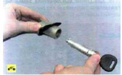 24. Извлеките цилиндр из корпуса выключателя.