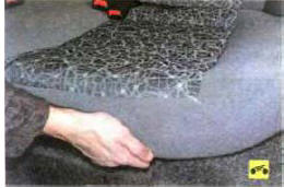 1. Приподняв переднюю часть подушки заднего сиденья, выведите две скобы ее крепления