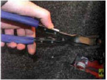 6. ...сняв пистоны специальным съемником или поддев отверткой.