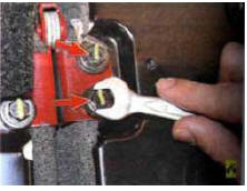 7. ...выверните два болта крепления правой части спинки к кронштейну.