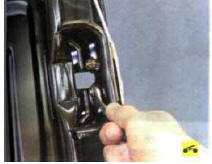 11. ...отверните две гайки крепления замка к каркасу сиденья ...