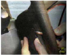 2. Поддев отверткой, снимите заглушки на облицовке рулевого колеса слева.