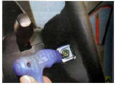 4. Выверните винты крепления подушки безопасности к ступице рулевого колеса слева…