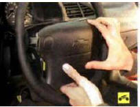 6. Аккуратно приподнимите модуль подушки безопасности ...