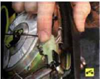 7. ...отведите его от ступицы рулевого колеса, нажав на фиксатор, отсоедините