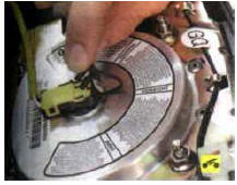 8. ...отстегните фиксатор колодки жгута проводов подушки безопасности...