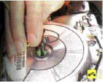 9. ...отсоедините колодку проводов от модуля подушки...