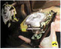 10. ...и снимите модуль подушки безопасности.