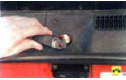 2. Снимите рычаги очистителя стекла ветрового окна вместе со щетками (см. «Замена