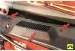 3. Выверните фиксаторы трех пистонов крепления левой половины решетки впереди...