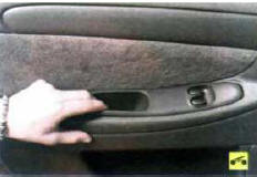 3. …сдвиньте облицовку назад, чтобы вы вести ее фиксатор из зацепления с подлокотником...