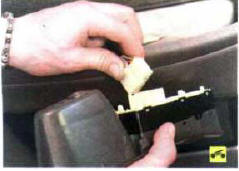 5. Отсоедините колодку жгута проводов от блока управления электростеклолодъемниками,