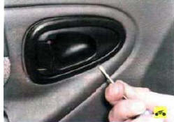 7. Поддев отверткой...