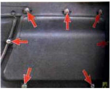 При необходимости снимите с обивкой карман, вывернув семь винтов его крепления.