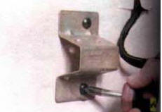 11. Выверните два винта крепления кронштейна подлокотника к панели двери и снимите