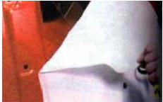 12. Отклейте от панели двери влагозащитную пленку.