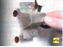 При установке кронштейна подлокотника стрелка, выштампованная на нем должна быть