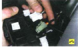 9. Отсоедините от блока колодки жгута проводов.