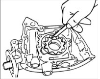 10. Щупом измерьте зазор между зубьями шестерен масляного насоса.