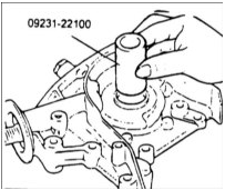 3. Смажьте наружную поверхность нового уплотнительного кольца моторным маслом.