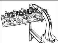 1. Специальным приспособлением сожмите пружину клапана и снимите со стержня клапана
