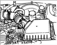 4. Выверните болты и снимите корпус воздушного фильтра.