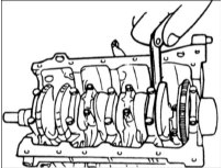 9. Щупом, вставленным между шатуном и коленчатым валом, измерьте боковой зазор