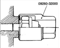 2. Специальным приспособлением (09260–32000) выверните датчик давления масла.
