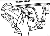 4. Смажьте наружную поверхность нового уплотнительного кольца моторным маслом.