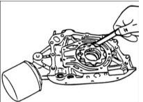 5. Щупом измерьте зазор между шестерней масляного насоса и гнездом в крышке.