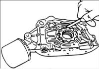 6. Щупом измерьте зазор между зубьями шестерен масляного насоса.