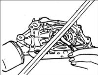 7. Металлической линейкой и щупом измерьте боковой зазор шестерен масляного насоса.