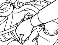 3. Пережмите шланг подачи топлива, чтобы определить создает ли давление топливный