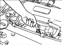 1. При работе двигателя на холостом ходу стетоскопом или пальцем руки проверьте