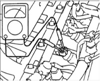 3. Отсоедините разъем от топливной форсунки и измерьте сопротивление между контактами
