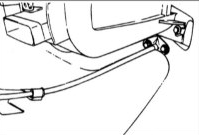 4. Установите шайбу и вверните болт и гайку крепления троса.