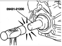 3. Используя оправку 09431–21200, установите новое уплотнительное кольцо в гнездо
