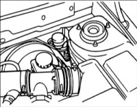 4. Выверните болт крепления главного цилиндра сцепления.